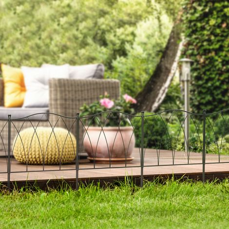 Clôture décorative de jardin en fer forgé noir, pour parterre de fleurs de cour, à la fois esthétique et durable.