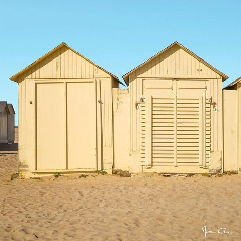 Tableau sur toile cabanes de plage à Caen 45x45 cm - Impression sur Toile Murale Décorative - Image imprimée en HD sur Toile - Toile sur Châssis en Bois FSC - Fabriqué en France