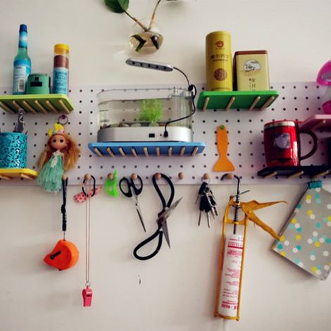 Panneau perforé auto-adhésif pour couture avec 25 crochets en bois, 30 x 30 cm, panneaux de rangement multifonctionnels blancs (1/5)
