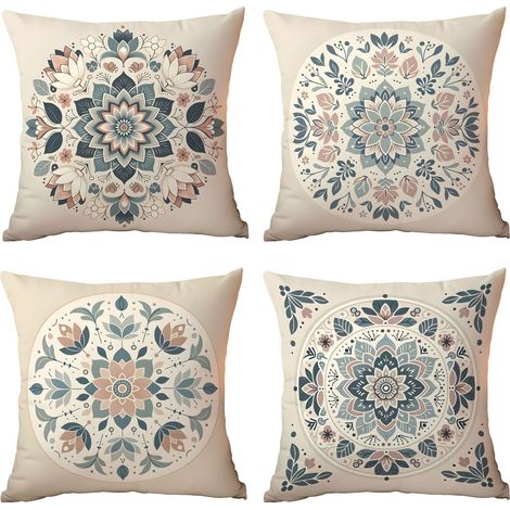 Quatre housses de coussin à motif mandala, mesurant 45 x 45 cm, sont parfaites pour décorer les canapés et les chambres. (1/5)
