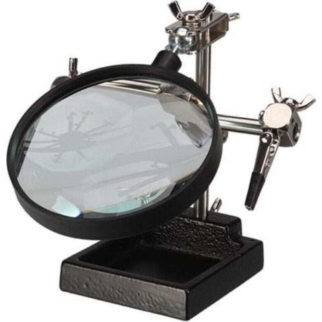 TROISIÈME MAIN AVEC LOUPE (1/3)