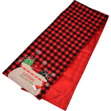 Une nappe en flanelle à carreaux rouges et noirs, simple et élégante, idéale pour la décoration de Noël.