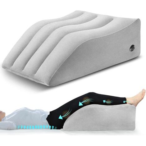 Oreiller gonflable surélevant les jambes, idéal pour un sommeil confortable grâce à sa forme en coin, améliore la circulation sanguine, gris et portable. (1/4)