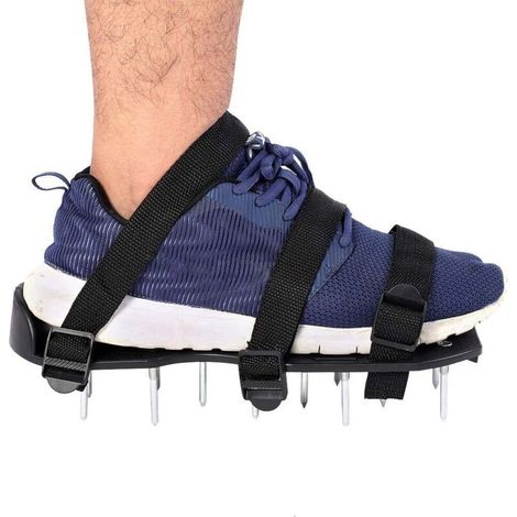 Rasenlüfter, 1 Paar Vertikutierer-Nagelschuhe mit verstellbaren Riemen. Rasenspitzenschuhe in Universalgröße (3 Riemen).