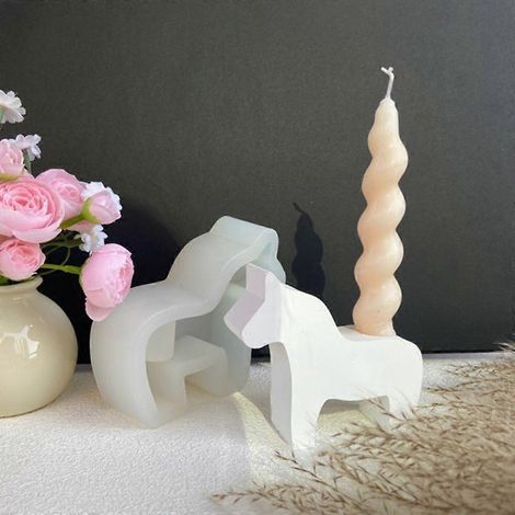 Moule en silicone pour chandelier en forme de cheval, pour la fabrication de bougeoirs en béton, ciment ou plâtre. (1/4)