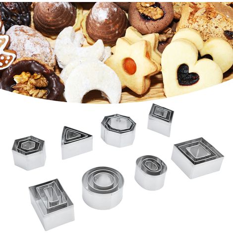 Set mit 24 Ausstechformen aus Edelstahl, darunter Pralinenformen, Keksausstecher und grafische Ausstecher, in weißen achteckigen Schachteln. (1/5)