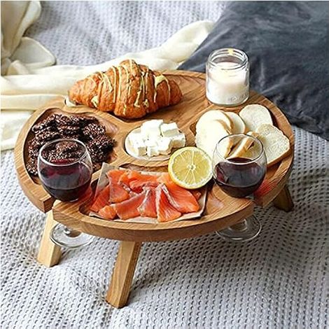 Klappbarer Picknicktisch aus Holz – Integrierter Weinglashalter – Unterteilte Ablage für Käse und Obst – Für den Außenbereich – 1 Stück (1/5)
