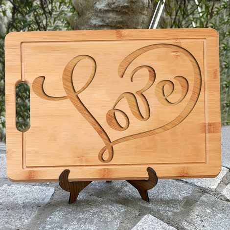 Planche bambou message "LOVE" – Idée cadeau romantique pour couple (1/5)