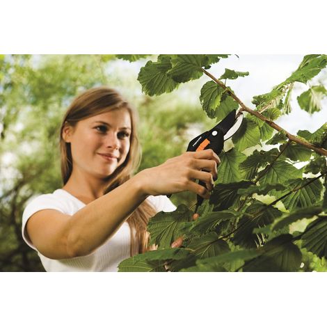 Fiskars Forbici da potatura Bypass, Cesoie, Lame in Acciaio con Rivestimento Antiaderente, Lunghezza: 20 cm, Diametro di Taglio: 2,2 cm, Nero/Arancione, SingleStep, P26, 1000567 (1/5)