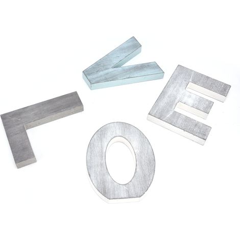 Quatre lettres découpées dans un bloc de bois, une décoration murale robuste de style rustique pour la cuisine. (1/5)