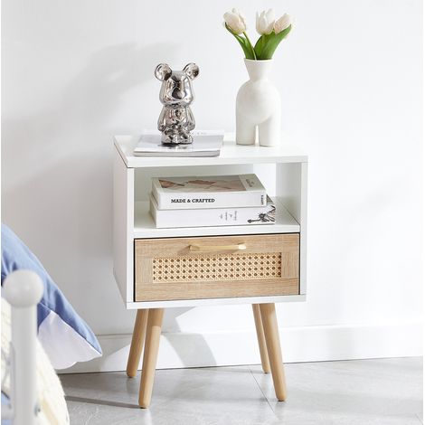 Table de chevet en MDF blanc et naturel, porte en résine tressée, pieds en bois, 40 x 30 x 55 cm, avec tiroir et poignée métal pour chambre – de FLORAGRACE (1/5)