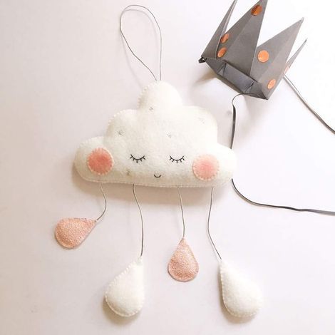 Wolken-Regentropfen-Hängeanhänger aus Filzplüsch für Babybetten, Wolken-Accessoires, Anhänger für Zimmerzelte, Mobile, Hängedekoration für Babypartys, Fotoshootings im Kinderzimmer (Weiß/Rosa) - Fei (1/5)