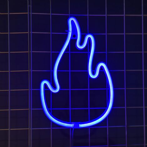 Objet décoratif en forme de flamme, de couleur bleue, alimenté par USB ou par piles, polyvalent pour une utilisation domestique dans différents espaces.-AquaForge