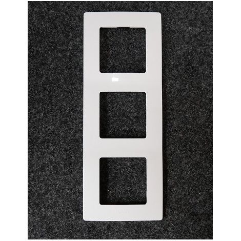 Legrand – Plaque 3 postes Niloé blanche – Entraînement horizontal/vertical – Entraxe 71 mm – Montage facile – Pour installation électrique professionnelle