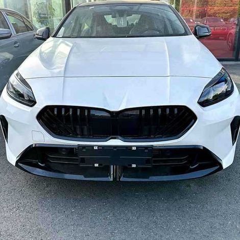 Une paire de baguettes de finition de phares compatibles avec les modèles BMW Série 1 F70 et Série 2 F74. (1/4)