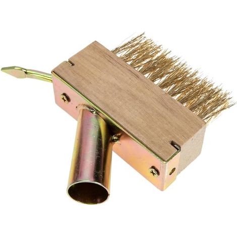 Spazzola in filo d'acciaio con raschietto. Strumento efficace per la rimozione del muschio. Ideale per giunti e fessure in giardino. Per la pulizia di pavimenti di giardini e terrazze. (1/4)