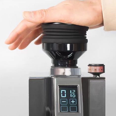 Le noir est idéal pour nettoyer les moulins à café Eureka, évitant ainsi que les trémies à grains ne se bouchent et qu'il n'y ait de résidus de café moulu. Appuyez et soufflez dans la trémie à grains/ (1/5)