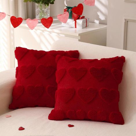 Housses de coussin décoratives pour la Saint-Valentin, 45 x 45 cm, lot de 2, rouges, douces et moelleuses, en fausse fourrure et laine, motif cœur, pour canapé. (1/5)