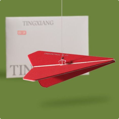 Désodorisant pour voiture en forme d'avion en papier à suspendre, fixation magnétique, diffuseur de parfum, porte-bonheur en forme d'avion (1/5)