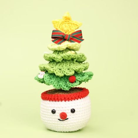 Decorazione Natalizia Fatta a Mano – Renna e Pupazzo di Neve all'Uncinetto, Design Artigianale Elegante in Filato Morbido – Ideale per Ufficio, Vasi e Piante da Interno