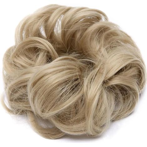 Extension per capelli, posticci, elastici per capelli, acconciature raccolte, code di cavallo spettinate, chignon, ricci ondulati, extension voluminose, capelli grigio-oro. (1/3)
