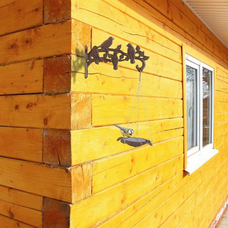 Bano para pajaros en pared de hierro fundido