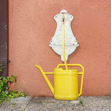 Dekorativer wandbrunnen aus gusseisen mit wasserhahn