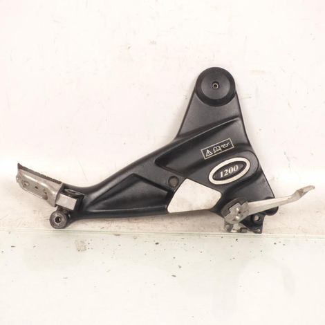 [PRODUIT D'OCCASION] Platine de repose pied pilote droit origine pour moto Triumph (1/2)