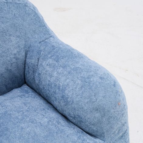 Fauteuil poire bean bag avec accoudoirs, mousse déchiquetée, fausse fourrure bleue pour salon et chambre (1/5)