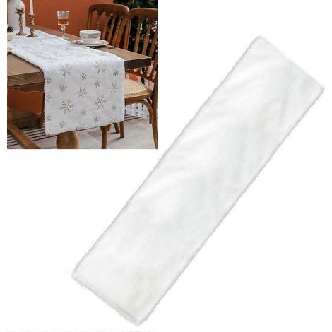 Chemin de table argenté à flocons de neige scintillants, texture douce et pelucheuse, idéal pour les fêtes de fin d'année. (1/5)