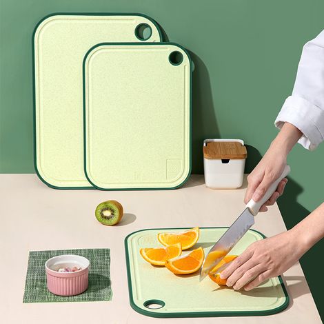 Lot de 2 planches à découper double face en silicone, grande 38 × 28 cm et petite 32 × 23,5 cm avec bord anti-fuite et trou de suspension, sans odeur et sans danger pour les couteaux pour une utilisat (1/5)
