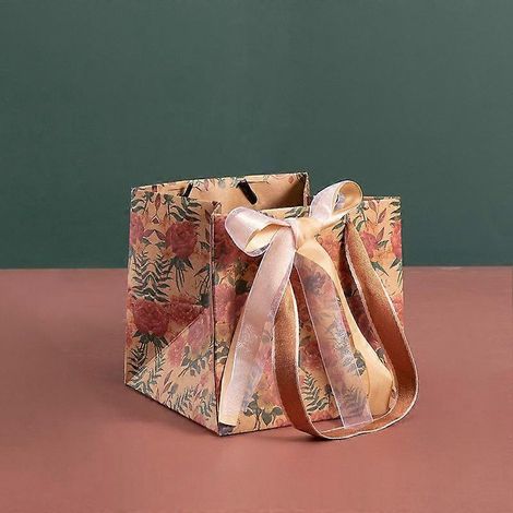sac cadeau en papier kraft avec ruban et nœud, idéal pour emballer des bouquets, présenter des cadeaux ou faire-part. Impression florale.