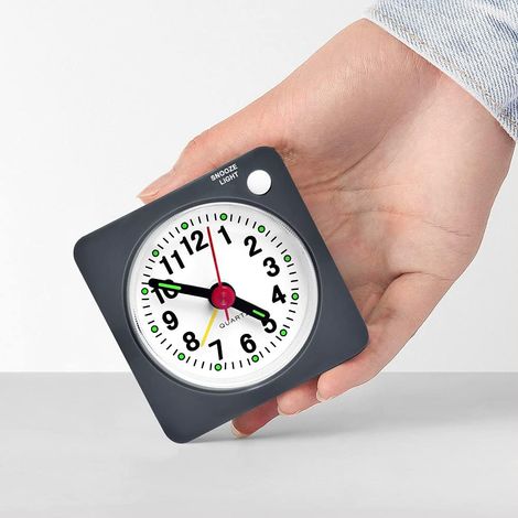 Petit réveil de voyage silencieux, à piles, léger et discret, avec fonction snooze et veilleuse. (1/5)