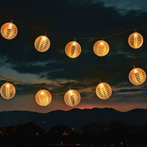 Solar Lichterkette mit 10 runden Lampions in Rattan Optik - 270 cm - LED Garten Deko Beleuchtung warm weiß