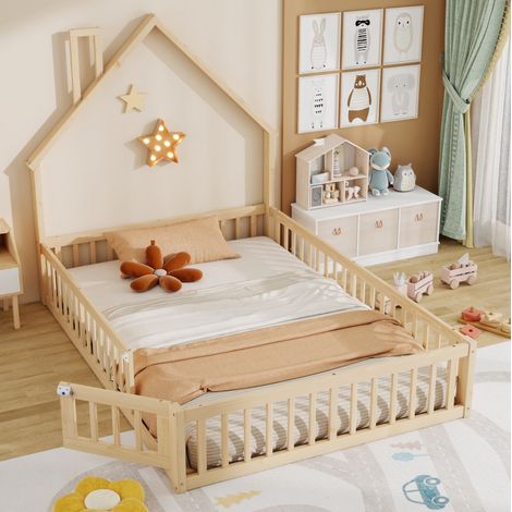 Cama infantil de madera de pino y MDF natural 140x200 cm con somier, barandillas y diseño de chimenea (1/5)