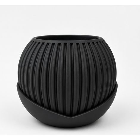 Vaso da fiori nero a righe con sottovaso moderno e decorativo.