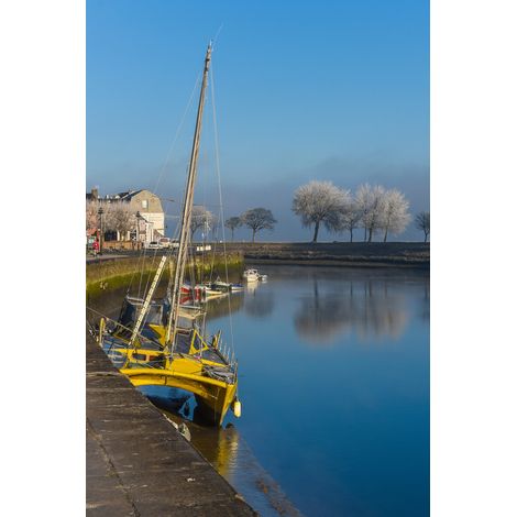 Tableau sur verre synthétique bateau jaune à Friville Escarbotin 65x97 cm - Impression sur Verre synthétique - Image HD imprimée sur Verre synthétique - Tableau mural décoratif - Fabriqué en France (1/5)