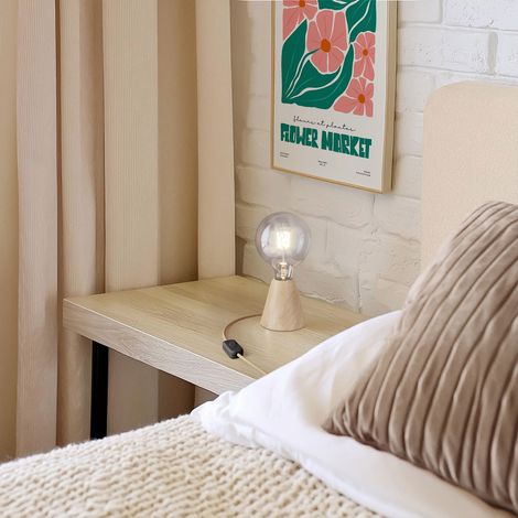 Lampe de table avec base en aulne et ampoule transparente (1/5)