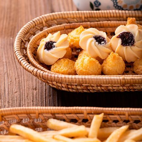 Panier à fruits artisanal en rotin, idéal pour ranger les fruits, les en-cas et autres gourmandises lors de pique-niques en extérieur ou à la maison. (1/5)