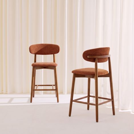 Lot de 2 tabourets de bar en bois d'hévéa noyer et tissu chenille - Paola Noyer / Terracotta (1/5)