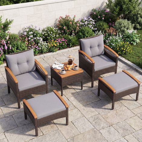 Salon de jardin 5 pièces gris en rotin PE, 2 fauteuils à accoudoirs, 2 poufs multifonction et table basse plateau bois d’acacia massif, coussins amovibles pour terrasse et bord de piscine (1/5)