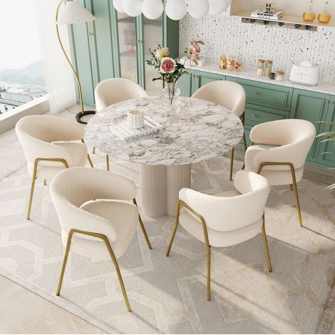 Chaise de salle à manger en tissu blanc, pieds en métal finition dorée, dossier à motif ajouré et assise rembourrée en mousse – de FLORAGRACE (1/5)