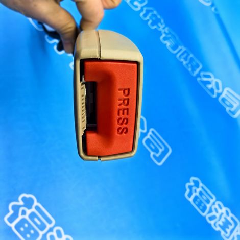 86843-JE20A is suitable for the left front seatbelt buckle socket of the Nissan Qashqai J10Z (2008-2015). (1/4)