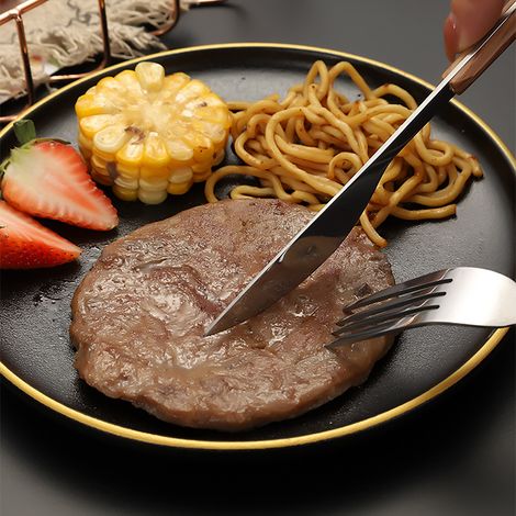 Fünfteiliges Besteckset aus Edelstahl, bestehend aus einem langen Steakmesser im koreanischen Stil, einer Gabel und einem Löffel, im Hotelstil mit schwarzen Griffen. (1/5)