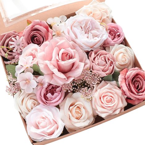Una scatola di rose artificiali color crema, peonie e piante verdi per creare un bouquet da sposa, un centrotavola per una festa pre-matrimonio, una composizione floreale, un tavolo per il ricevimento
