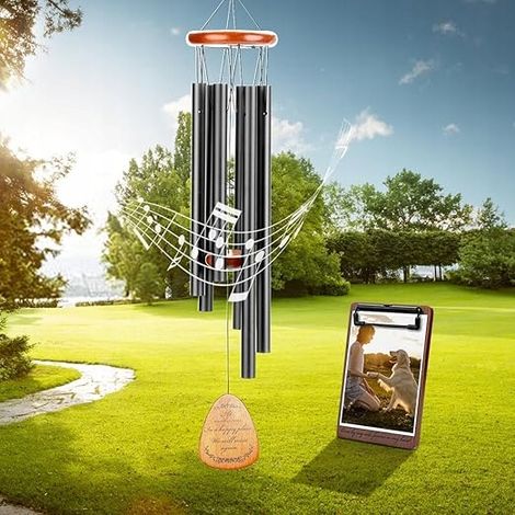 Ein Gedenk-Windspiel mit einem Hundefoto-Rahmen, ein Haustierdenkmal (1/3)