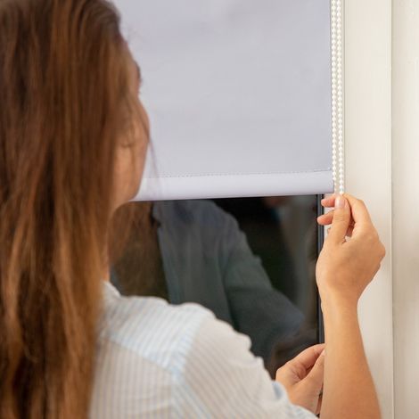 Tende oscuranti termiche bianche controllo del calore e della privacy