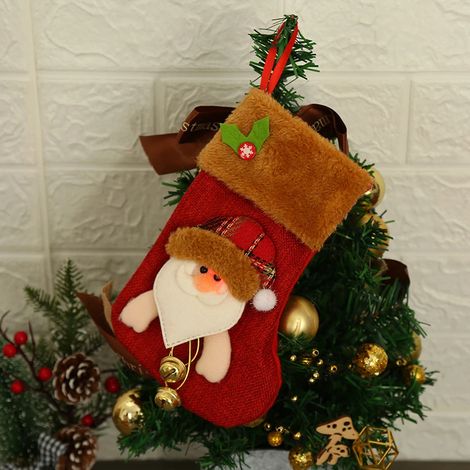 Chaussettes de Noël à suspendre : jolis motifs de broderie pour décorer la famille pendant les fêtes. (1/5)
