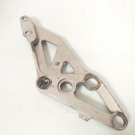 [PRODUIT D'OCCASION] Platine de repose pied pilote droit origine pour Moto Suzuki 750 (1/2)