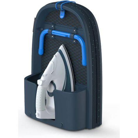 Blauer klappbarer Bügeltisch JosephJoseph Pocket Plus mit fortschrittlichem Bezug Kompakt, leicht zu verstauen und perfekt für effizientes Bügeln in jedem kleinen Raum.